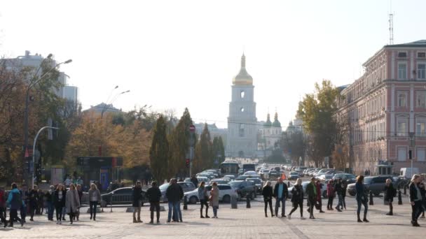 Kyiv Ukraine Oktober 2018 City Street Fußgänger Und Vorbeifahrende Autos — Stockvideo