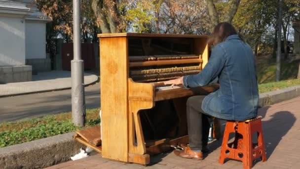 Киев Украина Октября 2018 Года Уличный Музыкант Играет Пианино — стоковое видео