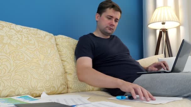 Arbeit Von Hause Aus Mann Auf Sofa Tippt Auf Laptop — Stockvideo