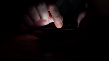 News feed smartphone içinde kaydırma el yakın çekim.