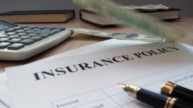 Adam para sigorta poliçesi bırakarak.