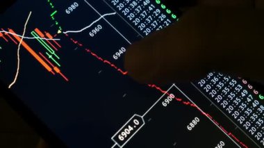 Online ticaret borsa bilgi ile karanlık ekran.