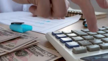 Denetçi hesap makinesi ile mali belgelerin incelenmesi. Muhasebe, denetim kavramı.