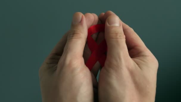 Stuha Červená Povědomí Hiv Aids Rukou — Stock video