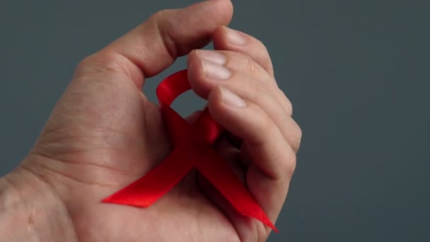 Mano Tenendo Nastro Rosso Consapevolezza Simbolo Hiv Aids — Video Stock