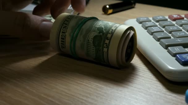 Homem Abre Pilha Dinheiro Conceito Riqueza Contabilidade — Vídeo de Stock