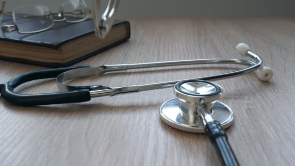 Pojęcie Medyczne Zaniedbań Lub Nadużyć Droping Kajdanki Stetoskop — Wideo stockowe