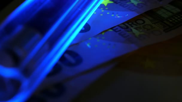 Євро Законопроектів Під Впливом Ультрафіолетового Випромінювання Cheking Банкноти — стокове відео