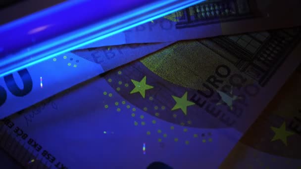 Detección Dinero Falso Billetes Euros Cheques Con Luz Ultravioleta — Vídeo de stock
