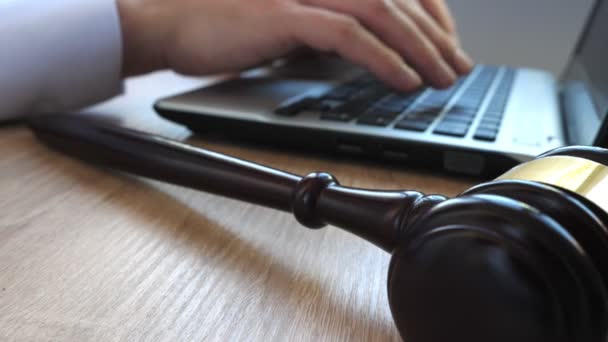 키보드 입력에 법정에서 남자입니다 망치와 책상에 노트북 — 비디오