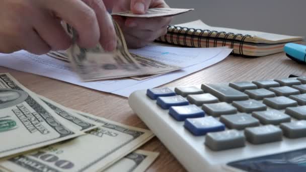 Man Het Kantoor Tellen Van Geld Dollarbiljetten Een Tafel — Stockvideo