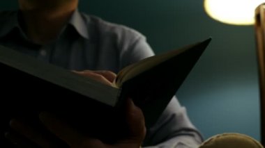 Adamım kitabın sayfalarını gece zaman saygısız.
