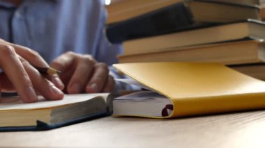 Adam kitap okuyor ve Not Defteri'nde yapar. Eğitim ve kavram öğrenme