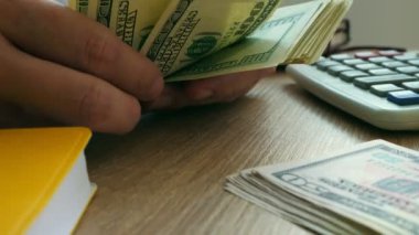 Ellerini o sayım yakın çekim banknotlar. Para bir tablo. Bütçe kavramı.
