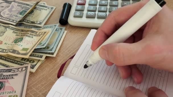 Handen Schrijven Home Begroting Een Notitie Pad — Stockvideo