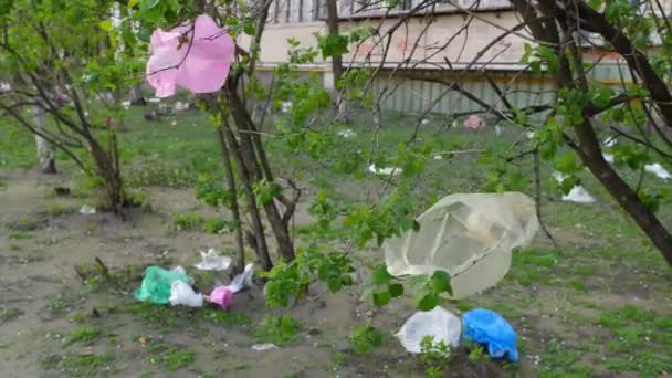 Пластиковые Отходы Земле Мусор Улицах Города — стоковое видео