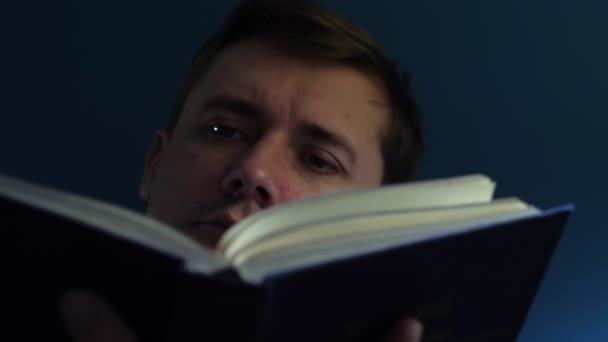 Jovem Lendo Livro Noite — Vídeo de Stock