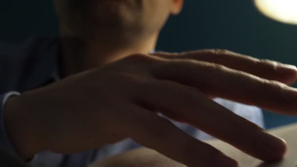 Gros plan flipping book dans les mains de l'homme .