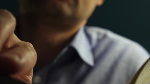 Hombre Sosteniendo Leyendo Libro Por Noche — Vídeos de Stock