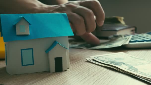 Концепция Ипотеки Модель Дома Процесс Подсчета Денег Кредит Недвижимость — стоковое видео