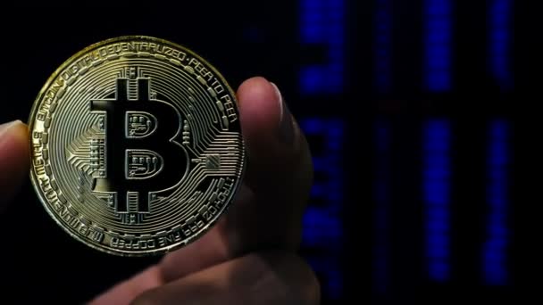 Εξόρυξη Κρυπτονόμισμα Άνθρωπος Που Κρατά Bitcoin Coin Btc — Αρχείο Βίντεο