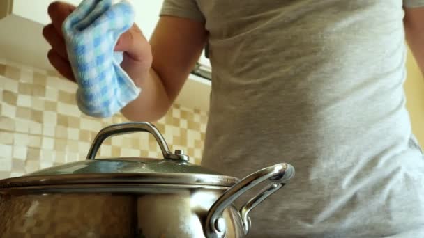 Homem Está Cozinhar Cozinha Panela Aberta Com Água Fervida — Vídeo de Stock