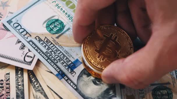 Hand Bitcoin Litecoin Und Ethereum Auf Dollarnoten Kryptowährungsbergbau — Stockvideo