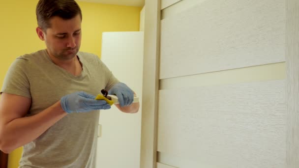 Άνθρωπος Σπίτι Καθαρισμού Χέρι Γάντι Μαντηλάκια Πόρτα Στέγαση — Αρχείο Βίντεο