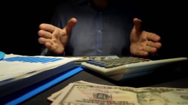 Adam para öneriyor. Yöneticisi office ve vermek dolar oturur. Kredi kavramı.