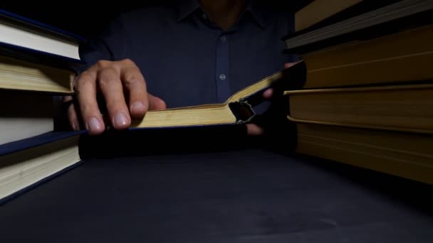 Hombre Está Leyendo Libro Por Noche Escritorio Con Libros — Vídeos de Stock