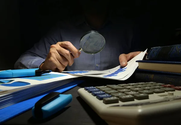 Auditor Verifica Relatório Financeiro Com Lupa Auditoria Interna Análise Negócios — Fotografia de Stock