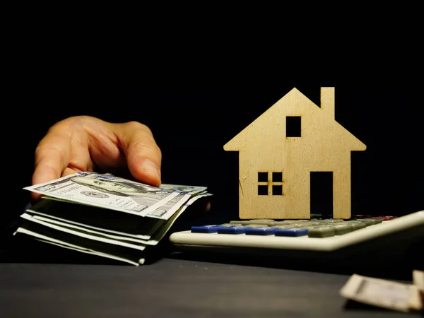 Modelo Casa Mão Com Dinheiro Empréstimo Comercial Para Imóveis Hipotecas — Fotografia de Stock