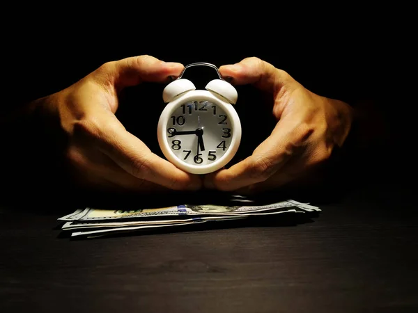Las Manos Sostienen Despertador Tiempo Concepto Dinero — Foto de Stock