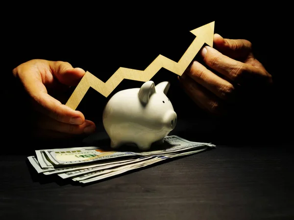Vermogensbeheer Piggy Bank Handen Houdt Pijl Geld Investeringen — Stockfoto