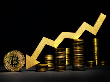 Bitcoin btc maliyeti düşer. Aşağı ok ve madeni paralar.