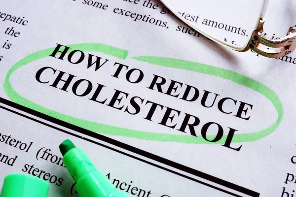 Napis Jak Zmniejszyć Poziom Cholesterolu Jest Podkreślony Przez Znacznik — Zdjęcie stockowe