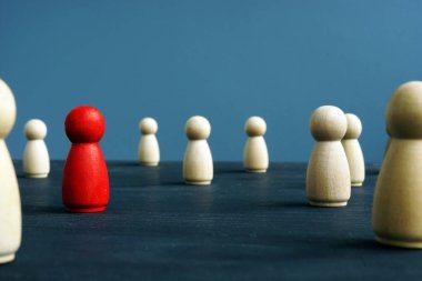 Teklik, özgünlük, fark ve ayrım. Ahşap figürler ve kırmızı olanı.