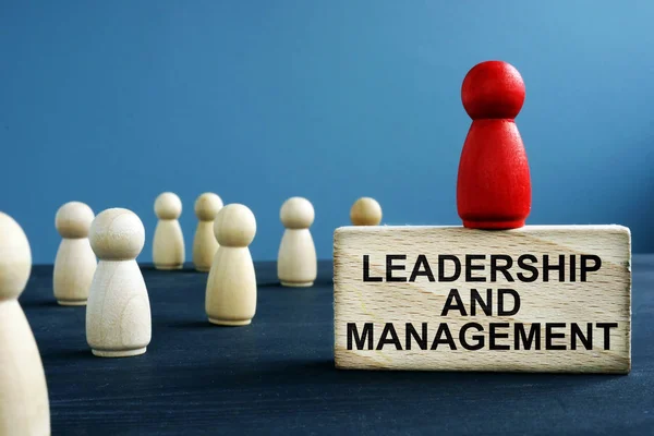 Führung Und Management Auf Einem Holzklotz Geschrieben — Stockfoto
