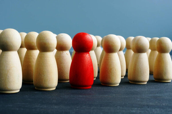 Различие, непохожесть и четкость концепции. Деревянные фигуры на столе
.