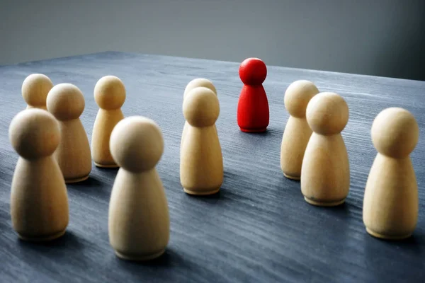 Human Resourcemanagement Zoek Naar Getalenteerde Medewerkers Houten Figuren Een Bureau — Stockfoto