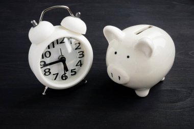 Zaman tasarrufu için. Kumbara para ve izlemek için.