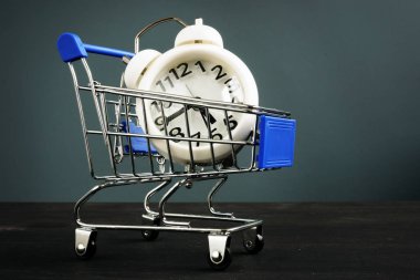 Vakit nakittir. Çalar saat olarak alışveriş arabası. Zaman kazanmak.