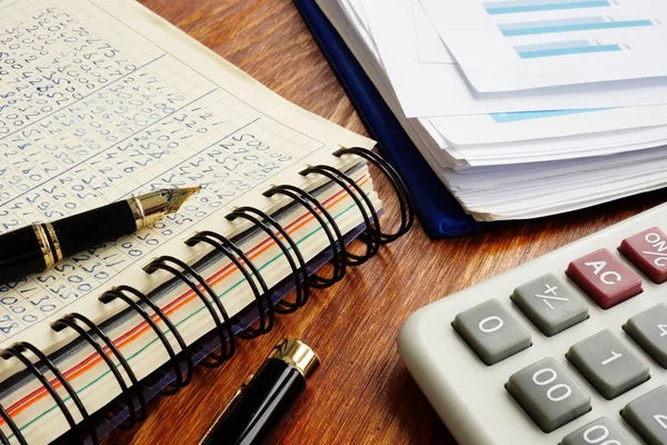 中小企業会計 財務書類 事務所机の上のペン — ストック写真