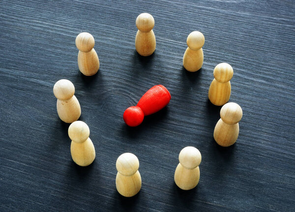 Враждебная рабочая обстановка. Круг из деревянных фигур. Преследование
.