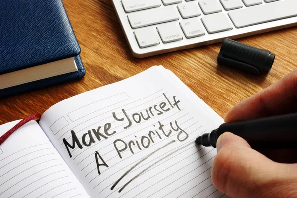 Homem Está Escrevendo Faça Mesmo Uma Prioridade — Fotografia de Stock
