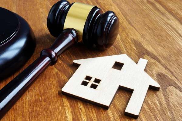 Immobilien Und Immobilienrecht Hausmodell Und Hammer — Stockfoto