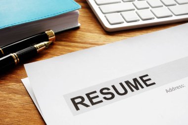 Bir masa üzerine devam. İşe alma ve işe alma. İş arıyor.