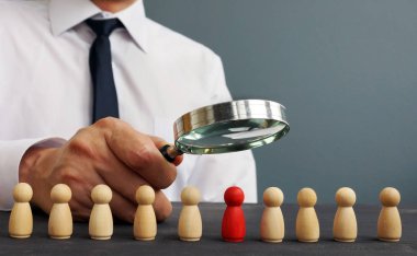 İşveren adaylar üzerinde büyüteç aracılığıyla arıyor. İşe alma ve işe alma.