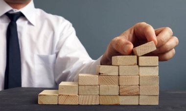 İş ve kariyer başarı. Adam heykelcik bir merdiven ahşap bloklar yükselir. Başarı.