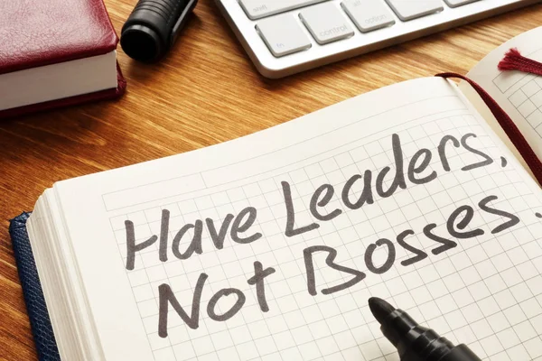 有领导者 而不是老板写在一个说明 领导理念 — 图库照片